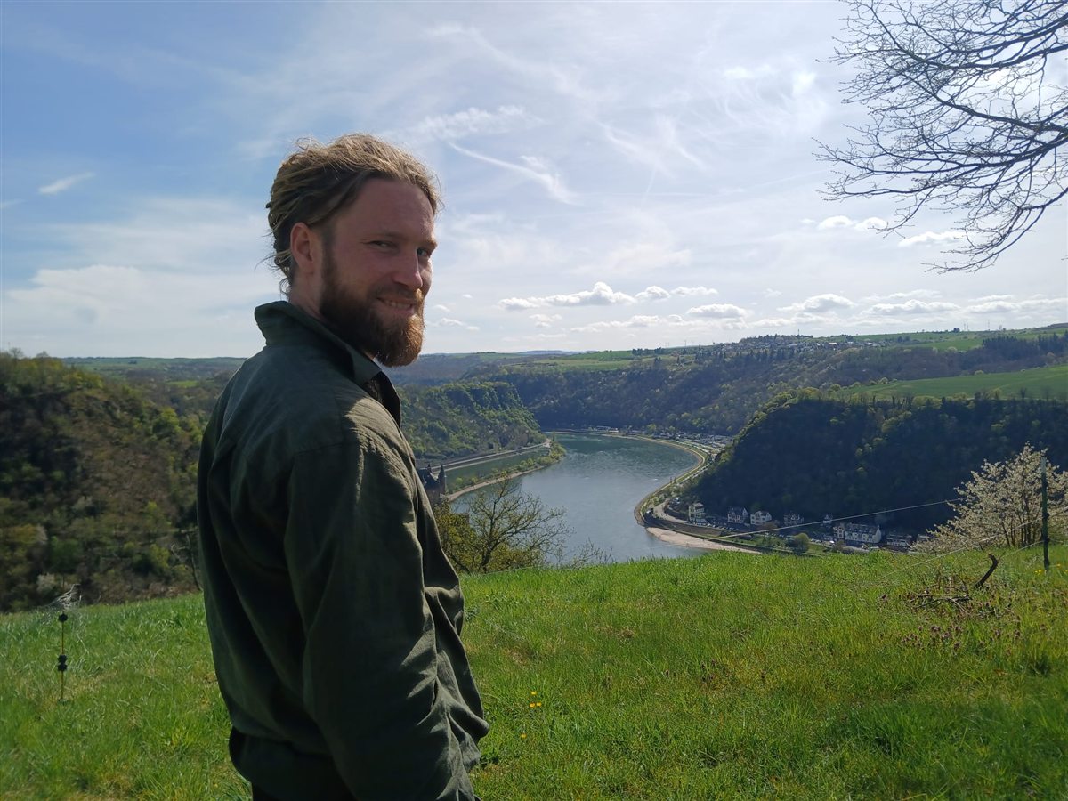 Moritz Mihr mit Blick auf den Fluss und die Landschaft